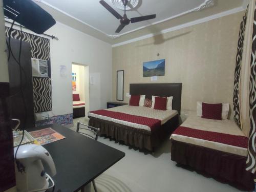 Giường trong phòng chung tại New Chandigarh Holiday Home