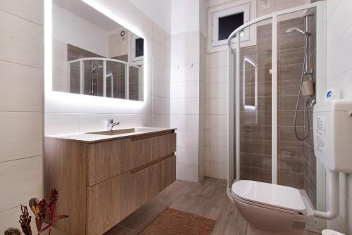 La salle de bains est pourvue de toilettes, d'un lavabo et d'une douche. dans l'établissement App Al Signorino Lake Bellagio, à Lezzeno