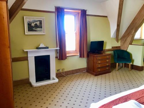 Μια τηλεόραση ή/και κέντρο ψυχαγωγίας στο Purbeck House Hotel & Louisa Lodge