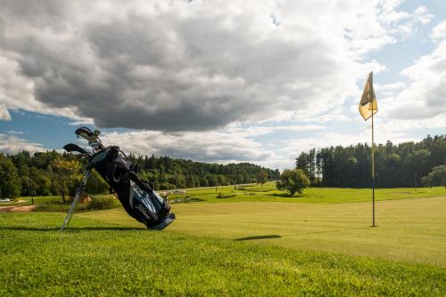 Golf v prázdninového areálu nebo okolí