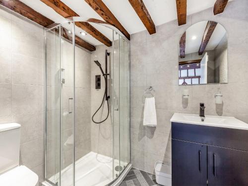 W łazience znajduje się prysznic, toaleta i umywalka. w obiekcie The Cottage w mieście Broomfield