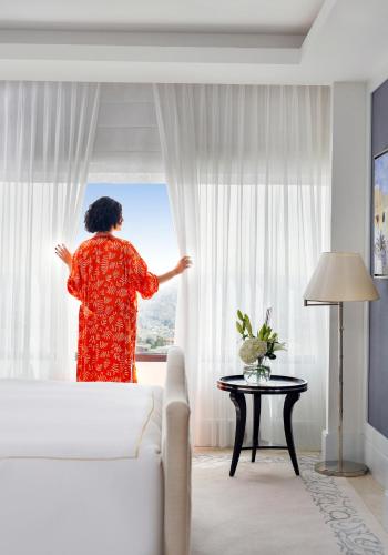 Una cama o camas en una habitación de Fairmont Amman