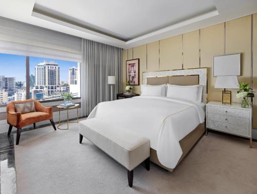 安曼的住宿－費爾蒙特安曼酒店，卧室设有一张白色大床和大窗户