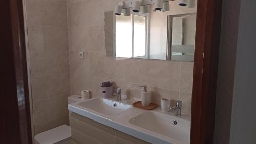La salle de bains est pourvue d'un lavabo, de toilettes et d'un miroir. dans l'établissement Casa Liébana, à Torrox