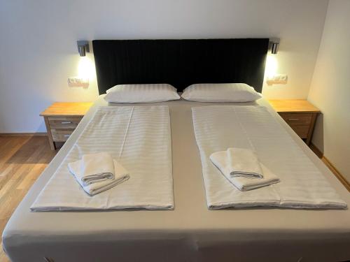 Una cama o camas en una habitación de Gästehaus Forggensee