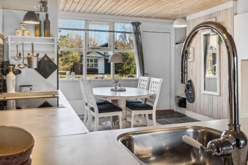 Fotografie z fotogalerie ubytování Charmerende sommerhus - 200 m fra stranden v destinaci Bøtø By