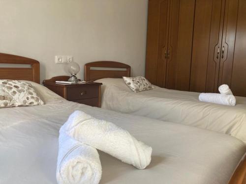 A bed or beds in a room at Casa rural fuenteciruelos