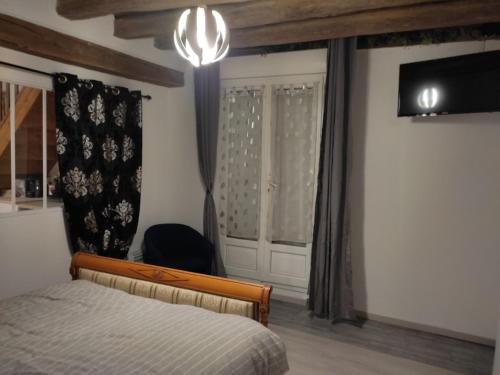 um quarto com uma cama e uma televisão de ecrã plano em kerval em Maresché