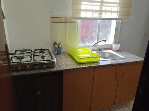 eine Küchentheke mit einer Spüle und einem Herd in der Unterkunft Bel Appartement à louer in Agadir