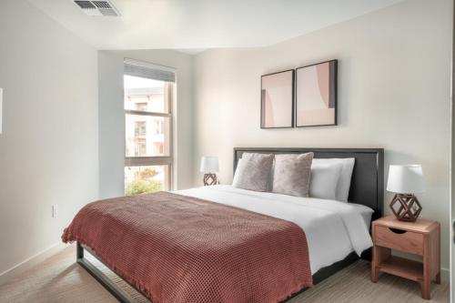 a bedroom with a large white bed and a window at San Mateo 1br w pool gym wd nr Caltrain SFO-1237 in San Mateo