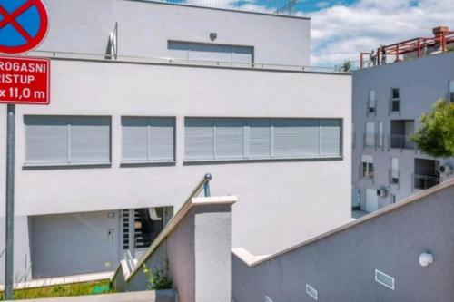un edificio blanco sin señal de estacionamiento delante de él en BRAND NEW lovely apartment Bella, en Dubrovnik