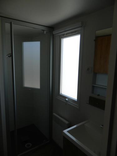 Ένα μπάνιο στο mobil home 562 3 ch proche forêt village 4 étoiles Siblu La Reserve