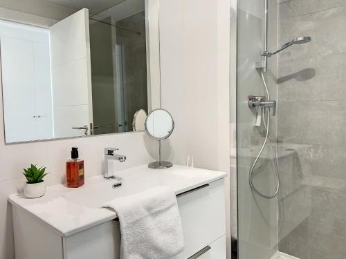 een badkamer met een wastafel en een douche bij Via Celere 2332 Luxury Sea View Apartment in Casares