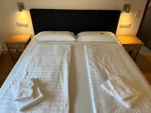Una cama o camas en una habitación de Gästehaus Forggensee