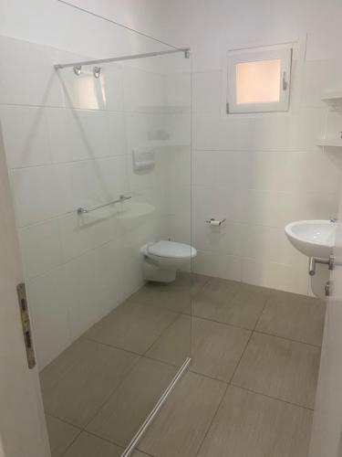 La salle de bains est pourvue de toilettes et d'un lavabo. dans l'établissement Apt14 Porto Antigo 1 with Pool and Beach views, à Santa Maria