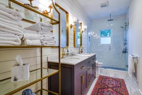 ein Bad mit einem Waschbecken und einer Dusche in der Unterkunft Seaside Cottage 81 - Pristine Grand Pavilion Home Pool Pass in Isle of Palms