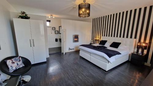 ein Schlafzimmer mit einem weißen Bett und einem Tisch in der Unterkunft B&B De Droomhoeve in Nunspeet