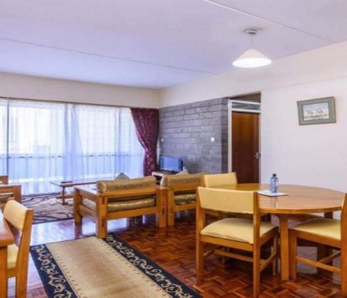 Chester Hotel and Suites Nairobi, City Centre CBDにあるテレビまたはエンターテインメントセンター