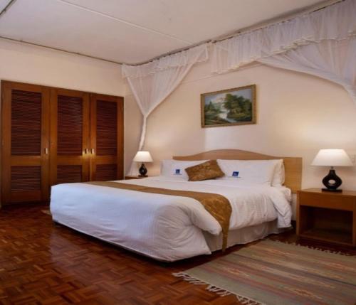 Postel nebo postele na pokoji v ubytování Chester Hotel and Suites Nairobi, City Centre CBD