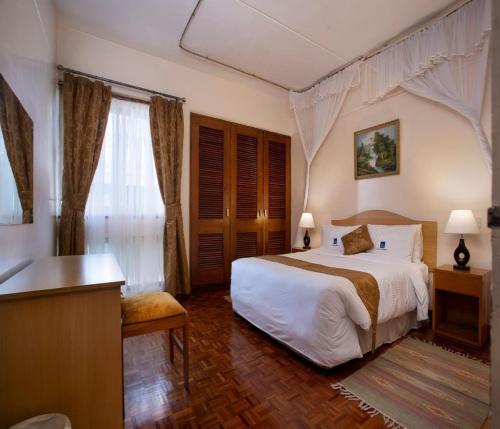 Chester Hotel and Suites Nairobi, City Centre CBDにあるベッド