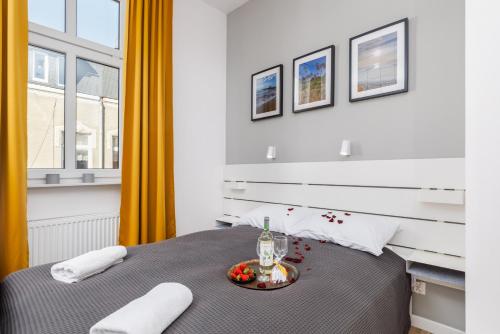 Ένα ή περισσότερα κρεβάτια σε δωμάτιο στο Sunny & Cozy Studio Morska City Centre by Noclegi Renters