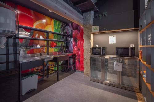 Ekoos Hostel, Bilbao Eko Hostelにあるキッチンまたは簡易キッチン