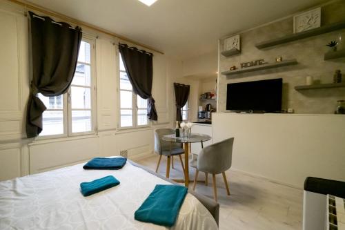 Habitación con cama con almohadas azules. en Le Papillon de la Cathédrale - Calme - Jardin - Wifi, en Troyes