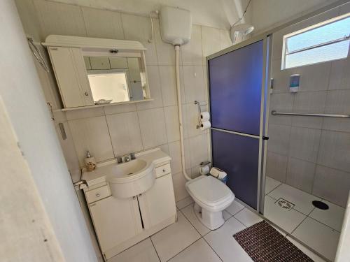 mała łazienka z toaletą i prysznicem w obiekcie Casa de campo 2 bela Wifi w mieście Urubici