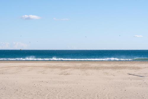 ラ・ピネーダにあるAlea Rentals - Bahíaの海を背景に広がる砂浜
