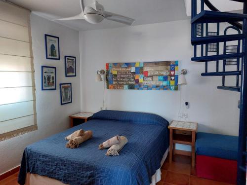 ラ・イスレタ・デル・モロにあるIsleta apartamento con terraza, vistas y WIFIのベッドルーム(犬2匹がベッドに寝つきを持つ)