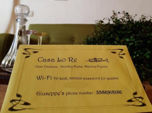 マルティナ・フランカにあるCasa Lo Reのワイン一本の看板