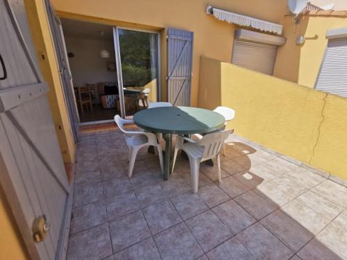 un patio avec une table et des chaises sur un balcon dans l'établissement 5025 Agathes + 32, au Cap d'Agde