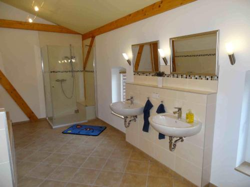 ein Bad mit 2 Waschbecken und einer Dusche in der Unterkunft Nitschke "Zum Nusshof" in Ahrensfelde