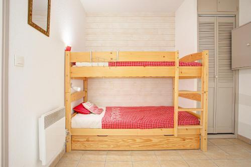 2 łóżka piętrowe w małym pokoju w obiekcie Sylvestre - Aux pieds des pistes vue sur lac w mieście Les Angles