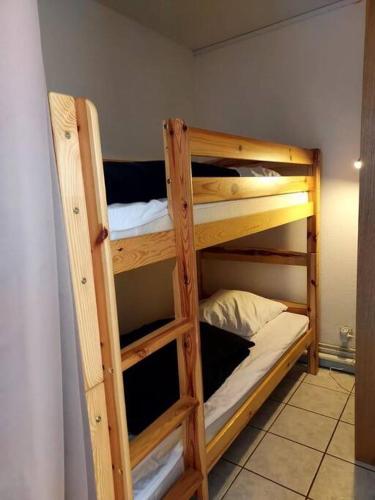 quelques lits superposés dans une chambre dans l'établissement SCI DUVAL LA MONGIE, à Bagnères-de-Bigorre