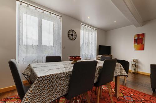 a dining room with a table and chairs at ArPaMond in Château-Chinon