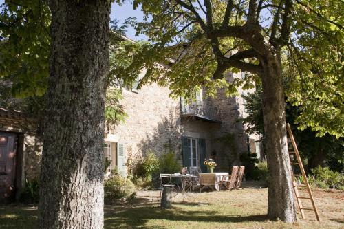 una casa con mesa y sillas en el patio en Chateau De Riverie chambres et table d'hôtes en Riverie