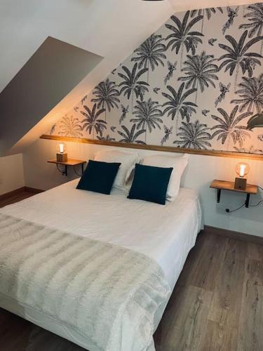 - une chambre avec un grand lit blanc et des oreillers bleus dans l'établissement Bryas 3 - Appartement très chaleureux, à Châteauroux