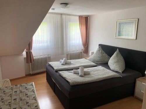 een woonkamer met een bank en een bed bij Gästehaus Ziemons in Cochem
