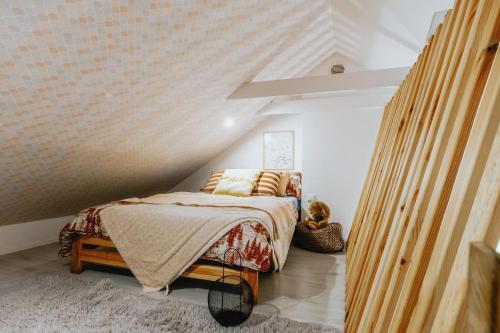 Giường trong phòng chung tại Apartament z antresolą dla dzieci gorąca bania na życzenie