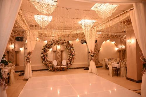 un salón de banquetes con una mesa preparada para una boda en Indiana Hotel en El Cairo