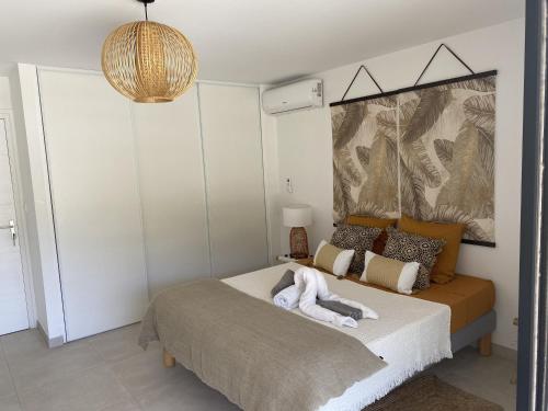 Giường trong phòng chung tại Cottage Cosy Duplex Anse Marcel, Vue mer et marina