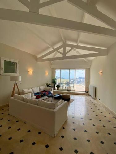 un salon avec un canapé blanc et une table dans l'établissement Villa La Terrasse, à Villefranche-sur-Mer