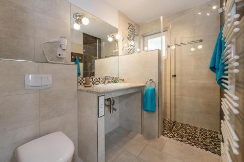黑靈斯多夫的住宿－Haus Nordstern 2，带淋浴、卫生间和盥洗盆的浴室