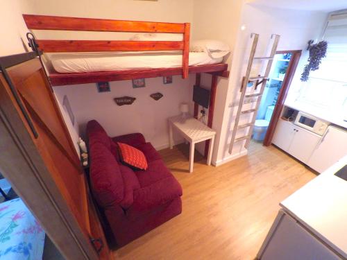 Bunk bed o mga bunk bed sa kuwarto sa Apartamento para 3 en pleno centro de Sevilla