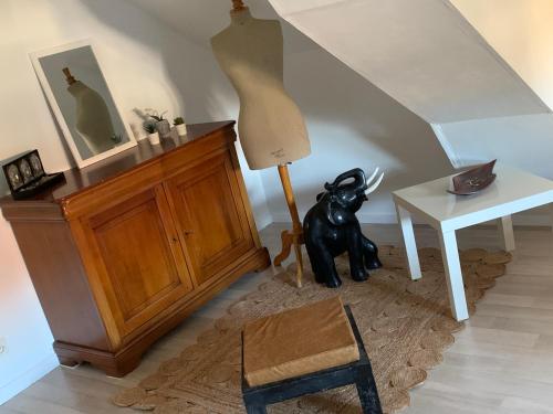 a room with a desk and a lamp and a table at JOUANNEAU in Le Mans