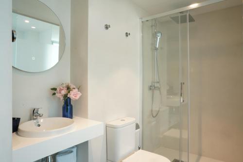 e bagno con servizi igienici, lavandino e doccia. di Hotel 54 Barceloneta a Barcellona