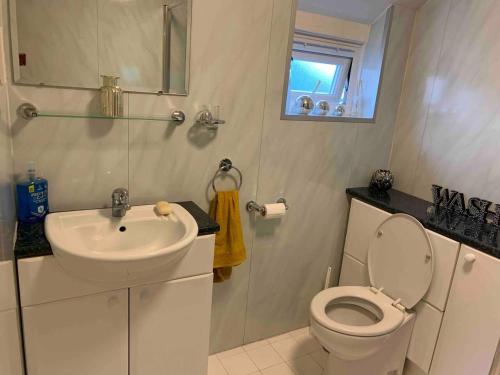 ein weißes Bad mit einem Waschbecken und einem WC in der Unterkunft Stunning 2-Bed cottage Rye East Sussex in Rye