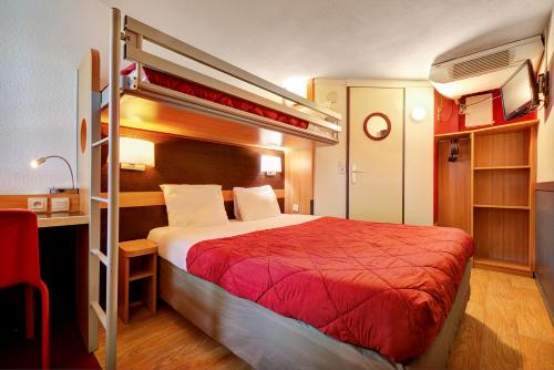 - une chambre avec des lits superposés et un couvre-lit rouge dans l'établissement Premiere Classe Rouen Sud - Parc Des Expositions, à Saint-Étienne-du-Rouvray