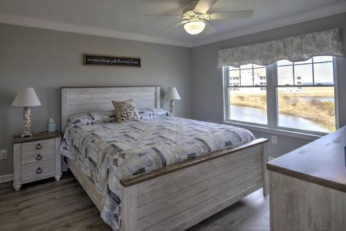 Un dormitorio con una cama grande y una ventana. en 30399 Pavillion Drive, en Ocean View